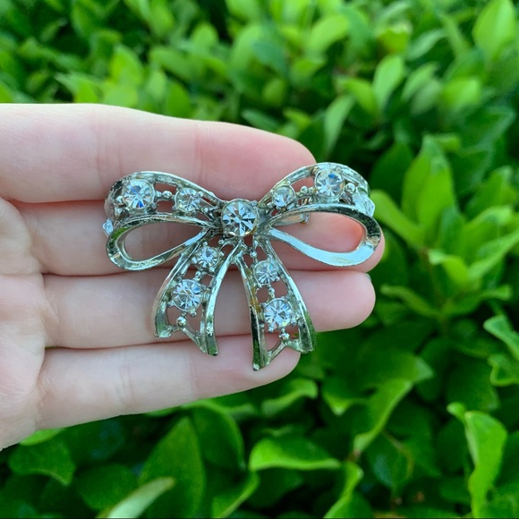Larger Silver Rhinestone Bow Brooch/Pin - Picture 2 of 5